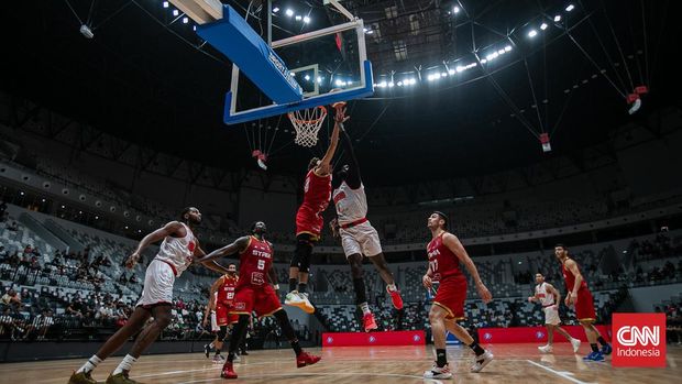 Indonesia berduel lawan Suriah dalam Indonesia International Basketball Invitational (IIBI) yang digelar di Indonesia Arena. Indonesia kalah 76-82. Ajang ini juga sekaligus sebagai test event untuk FIBA World Cup 2023. (CNN Indonesia/Adi Maulana Ibrahim)