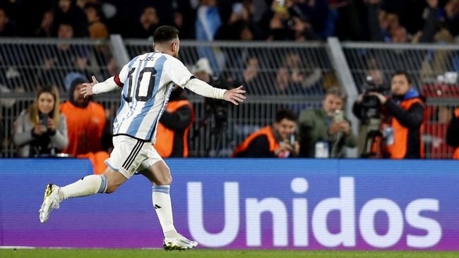 Lionel Messi lagi-lagi membuktikan kehebatannya dengan mencetak gol tendangan bebas di laga Argentina vs Ekuador. Gelar Ballon d