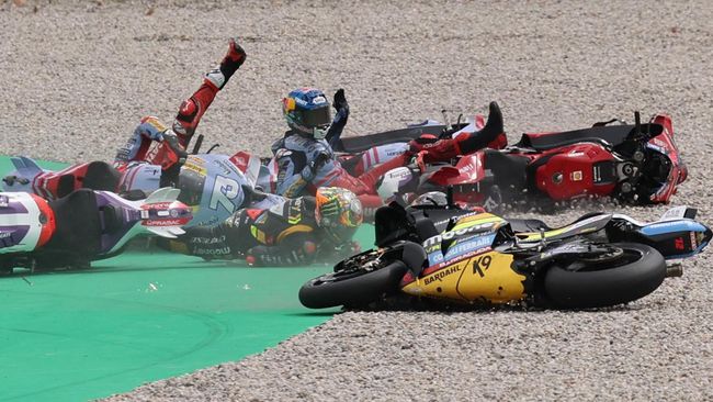 Aleix Espargaro berhasil keluar sebagai juara MotoGP Catalunya yang diwarnai insiden kaki Francesco Bagnaia terlindas pada Minggu (3/9) malam WIB.
