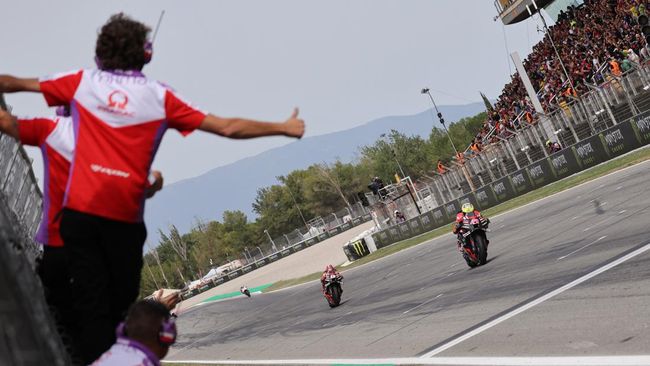 Aleix Espargaro dan Maverick Vinales merayakan kemenangan yang penuh emosional di MotoGP Catalunya 2023 dengan bertukar motor, Minggu (3/9).