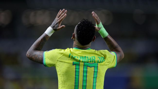 Gol Neymar ke gawang Bolivia membuat namanya kini tercatat sebagai pemegang rekor pemain tersubur dalam sejarah timnas Brasil, melewati Pele.