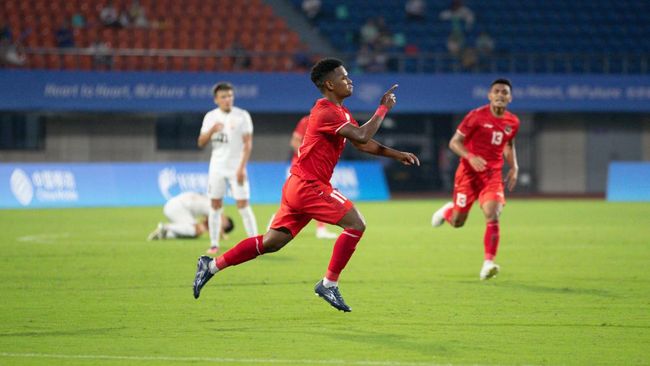 Ramai Rumakiek menunjukkan kekuatan dan kelenturan tubuhnya saat Timnas Indonesia U-24 menghadapi Kirgistan di laga pembuka Asian Games 2023.