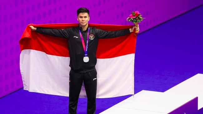 Atlet wushu Indonesia Edgar Xavier Marvelo raih medali perak Asian Games 2023 meski tampil dalam kondisi kurang ideal usai operasi pinggang, Minggu (24/9).