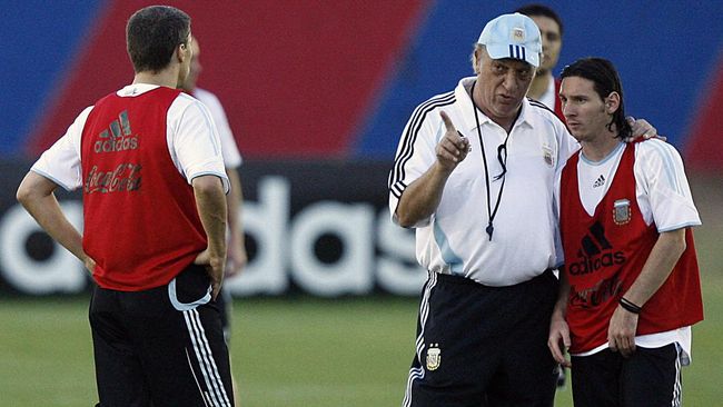 Lionel Messi sempat mengungkap peran penting Alfio Basile, yang merupakan pelatih timnas Argentina sepanjang 2006 hingga 2008.