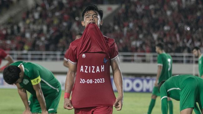 vPemain Timnas Indonesia U-23, Pratama Arhan melakukan selebrasi gol yang membuat Elkan Baggott sampai penasaran saat menang atas Turkmenistan.