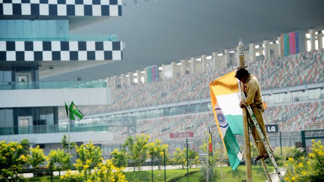 Persiapan MotoGP India 2023 di Sirkuit Buddh, Minggu (24/9), penuh kekacauan setelah kargo motor pembalap diangkut menggunakan truk kuno.