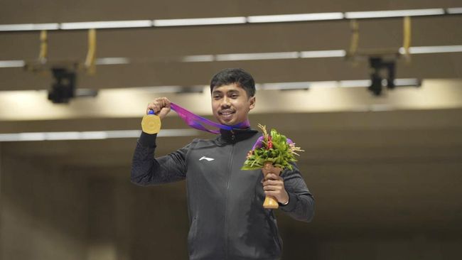 Atlet menembak Indonesia Muhammad Sejahtera Dwi Putra menorehkan catatan gemilang dengan meraih emas pada Asian Games 2022 (2023).