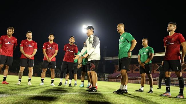 Timnas Indonesia memulai latihan perdana di lapangan Thor, Surabaya, pada Senin (4/9) sore. Latihan yang dipimpin Shin Tae Yong itu berlangsung selama satu jam.