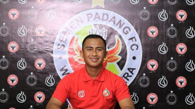 Semen Padang merekrut Dimas Roni Saputra yang merupakan kakak kandung dari Pratama Arhan jelang Liga 2 bergulir.