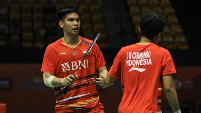 Leo Rolly Carnando/Daniel Marthin kalah dari Kim Won Ho/Na Sung Seung. Tim Badminton Indonesia tersingkir usai kalah 1-3 dari Korea Selatan di Asian Games 2023.