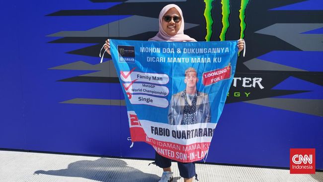 Ada-ada saja cara yang dilakukan penggemar MotoGP Mandalika Pertamina Grand Prix of Indonesia 2023 demi mencuri perhatian pembalap idola mereka.