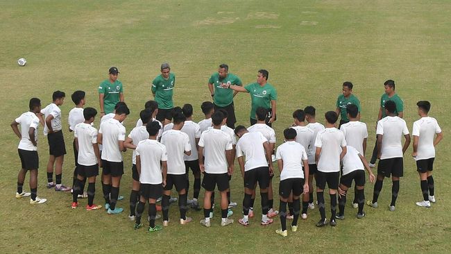Pemain Borussia Monchengladbach asal Jepang Ko Itakura memberikan suntikan motivasi kepada skuad Timnas Indonesia U-17 di Jerman.