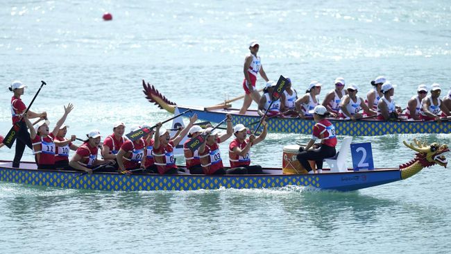 Tim perahu naga putri Indonesia meraih medali perak Asian Games 2023 usai kalah dari China di nomor 1000 meter putri di WZ Dragon Boat Centre, Jumat (6/10).
