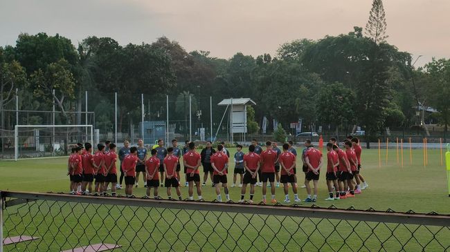 Latihan perdana Timnas Indonesia menjelang laga melawan Brunei Darussalam di Lapangan A Senayan langsung dihadiri 26 pemain.