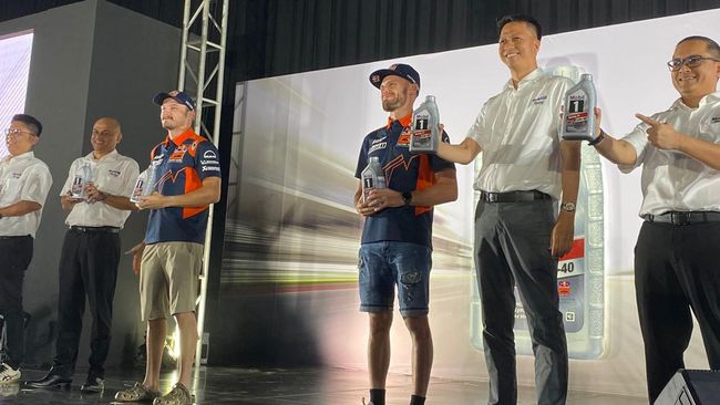 Pembalap MotoGP tim Red Bull KTM Jack Miller melakukan aksi lucu di tengah-tengah konferensi pers peluncuran produk baru oli Mobil1.