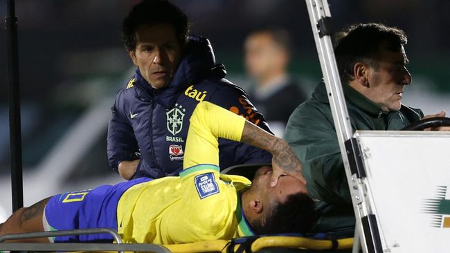 Penyerang timnas Brasil Neymar menangis saat ditandu keluar lapangan karena cedera saat Tim Samba kalah 0-2 dari Uruguay, Rabu (18/10) pagi WIB.