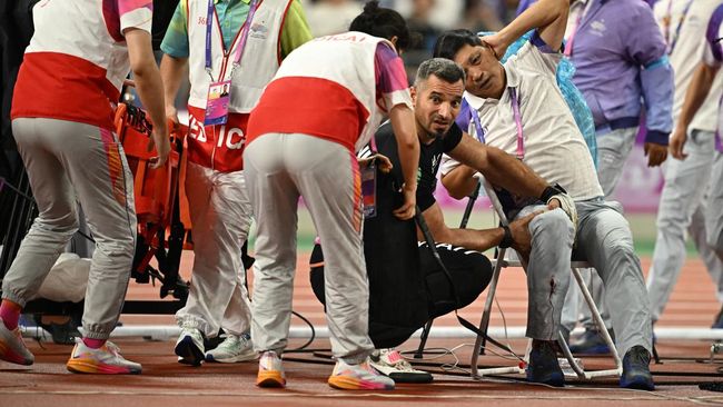 Nasib nahas dialami seorang ofisial, Huang Qinhua, karena mengalami patah kaki akibat atlet salah lempar di final lontar martil putra Asian Games 2023.