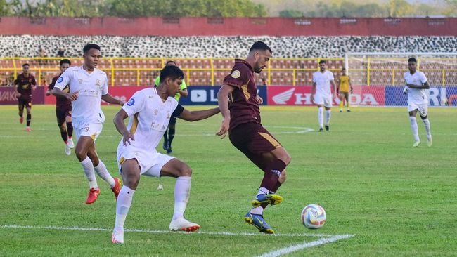 Kekalahan PSM Makassar dari Madura United dalam pekan ke-15 Liga 1 memantik suporter Tim Juku Eja berunjuk rasa.