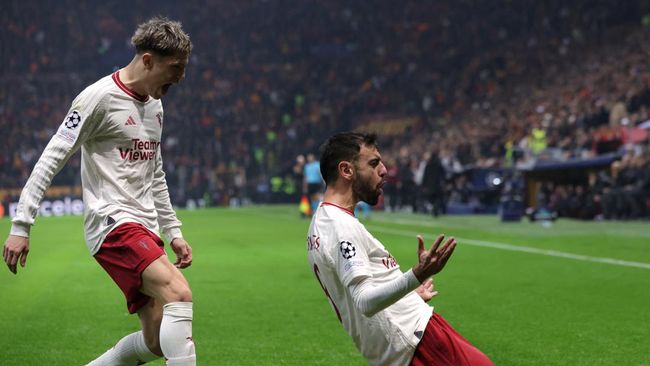 Manchester United unggul 2-1 atas Galatasaray di babak pertama pada matchday kelima grup A Liga Champions.