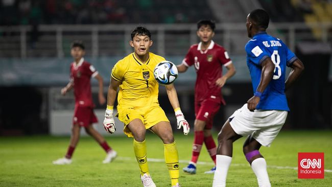 Penjaga gawang Ikram Al Giffari tampil gemilang saat Timnas Indonesia U-17 bermain imbang 1-1 lawan Ekuador pada laga perdana Grup A Piala Dunia U-17 2023.