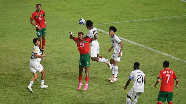 Timnas Indonesia U-17 mendapatkan peluang saat tendangan bebas Achmad Zidan mengenai tangan pemain Maroko di kotak penalti pada menit ke-57.