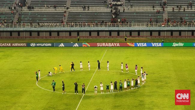 Para pemain Timnas Indonesia U-17 yang sudah berjuang keras di lapangan tampak lunglai usai kalah dari Maroko di fase grup Piala Dunia U-17 2023.