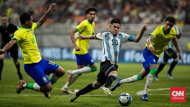 Claudio Echeverri yang mencetak hattrick ke gawang Brasil di Piala Dunia U-17, disebut sebagai pemain dengan kualitas kombinasi Diego Maradona dan Lionel Messi.
