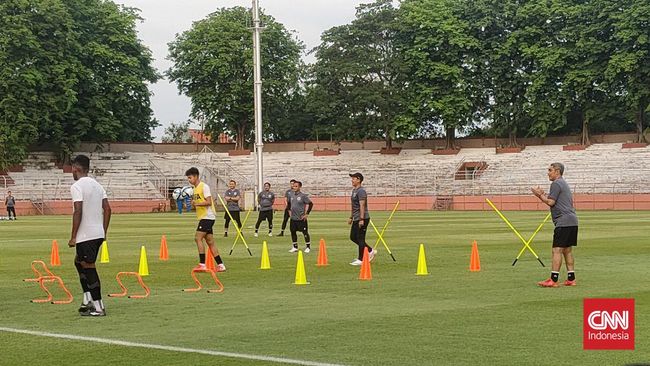 Untuk meredakan ketegangan menjelang laga melawan Maroko di Piala Dunia U-17 2023, latihan Timnas Indonesia U-17 diisi gim saat latihan, Rabu (15/11).