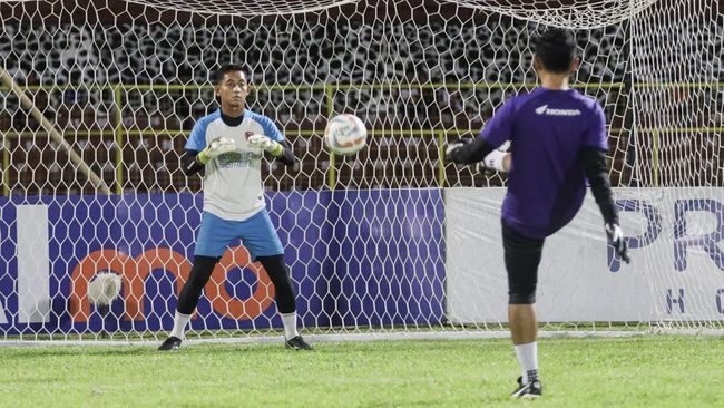 Kiper PSM Makassar, Reza Arya dipulangkan dari rumah sakit usai menjalani perawatan medis akibat benturan lawan Bhayangkara FC di Liga 1.