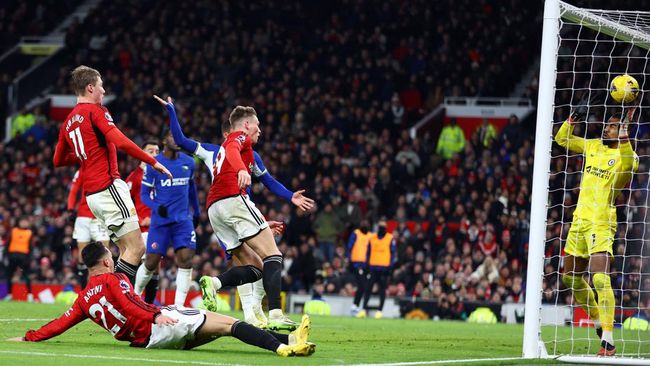 Manchester United berhasil mengalahkan Chelsea dengan skor 2-1 di Liga Inggris. Scott McTominay membuktikan diri bahwa ia bisa diandalkan jadi mesin gol.