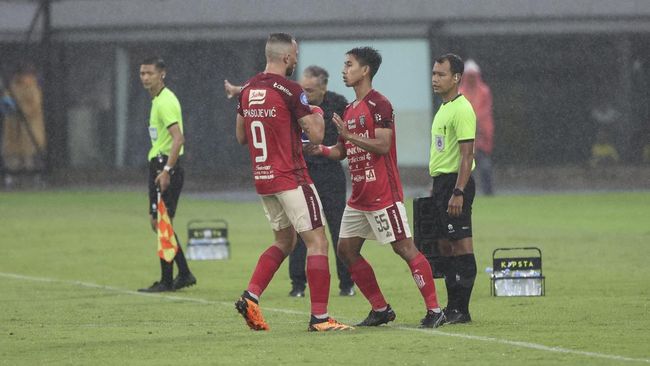 Bali United bermain imbang 1-1 melawan Dewa United dalam laga yang sempat dihentikan karena hujan deras pada pekan ke-22 Liga 1.