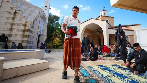 Penggawa Timnas Indonesia melaksanakan salat Jumat di depan teras gereja di kompleks Garden of Tolerance, Belek, Antalya, Turki, Jumat (22/12). (Dok. PSSI)