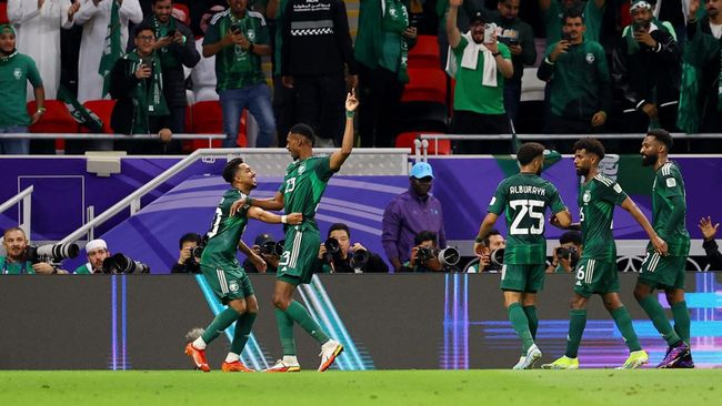 Arab Saudi lolos ke babak 16 besar Piala Asia 2023 usai menang 2-0 atas Kirgistan pada laga kedua Grup F di Stadion Ahmad bin Ali, Senin (22/1) dini hari WIB.