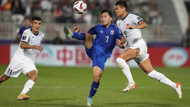 Bintang timnas Thailand Supachok Sarachat bicara soal gap antara Tim Gajah Perang dengan negara Top Asia usai tersingkir dari Piala Asia 2023.