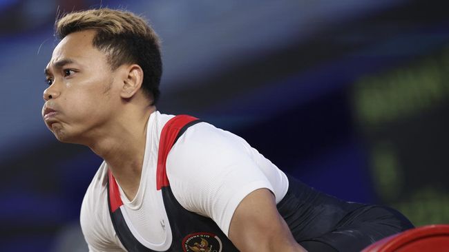 Eko Yuli Irawan, lifter putra Indonesia, tetap terbang ke Kejuaraan Asia Angkat Besi 2024 demi mengamankan tiket ke Olimpiade 2024.