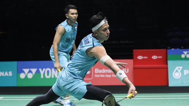 Fajar/Rian memenangi duel sengit melawan wakil Malaysia untuk bersua dengan Bagas/Fikri di perempat final Indonesia Masters 2024.