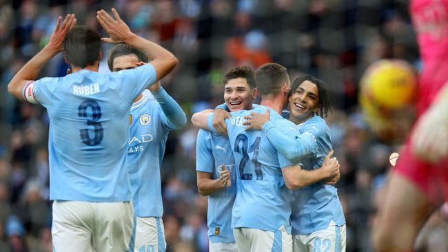Manchester City menang telak 5-0 atas klub Divisi Championship, Huddersfield Town pada babak ketiga Piala FA di Stadion Etihad, Minggu (7/1) malam WIB.