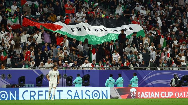 Duel Iran vs Palestina pada Grup C Piala Asia 2023 di Stadion Education City diwarnai aksi damai dukungan terhadap Palestina dari serangan Israel.