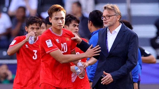 Pelatih Philippe Troussier menceramahi para pemain timnas Vietnam setelah kekalahan dari Irak pada laga penutup fase grup Piala Asia 2023 (2024).