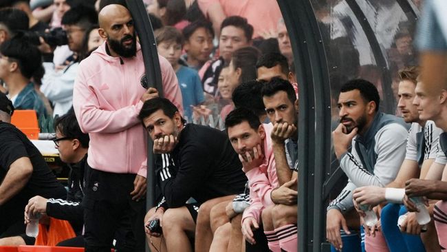 Pencinta sepak bola di Hong Kong merusak papan promosi bergambar Lionel Messi usai sang bintang tidak bermain di laga uji coba.